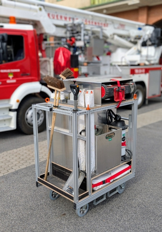 Feuerwehr Rollcontainer Verkehrsunfall zur Ölspur-Beseitigung 