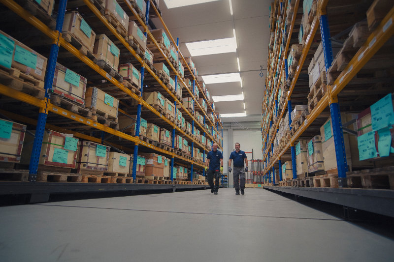 Mitarbeiter im automatisierten Lager von Reiter Österreich, das ein großes Produktsortiment für sofortige Verfügbarkeit bereithält.