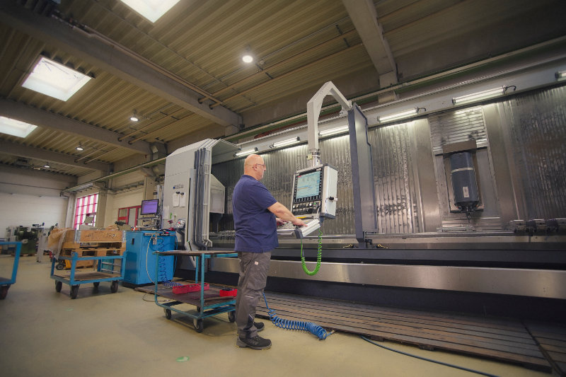Mitarbeiter führt CNC-Bearbeitung in der mechanischen Inhouse-Fertigung von Reiter Österreich mit Express-Fertigungsmöglichkeit durch.