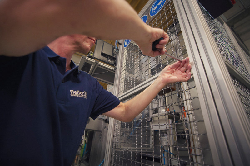 Reiter-Techniker montiert eine industrielle Anlage und bereitet die Inbetriebnahme für einen reibungslosen Systemstart vor.