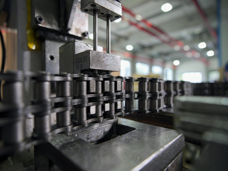 Reiter Techniker beim Ablängen einer Rollenketten-Antriebseinheit – Qualitätsketten und Kettenräder von Rexnord in kundenspezifischer Länge nach Werksnorm ASA 80 und 16B-2