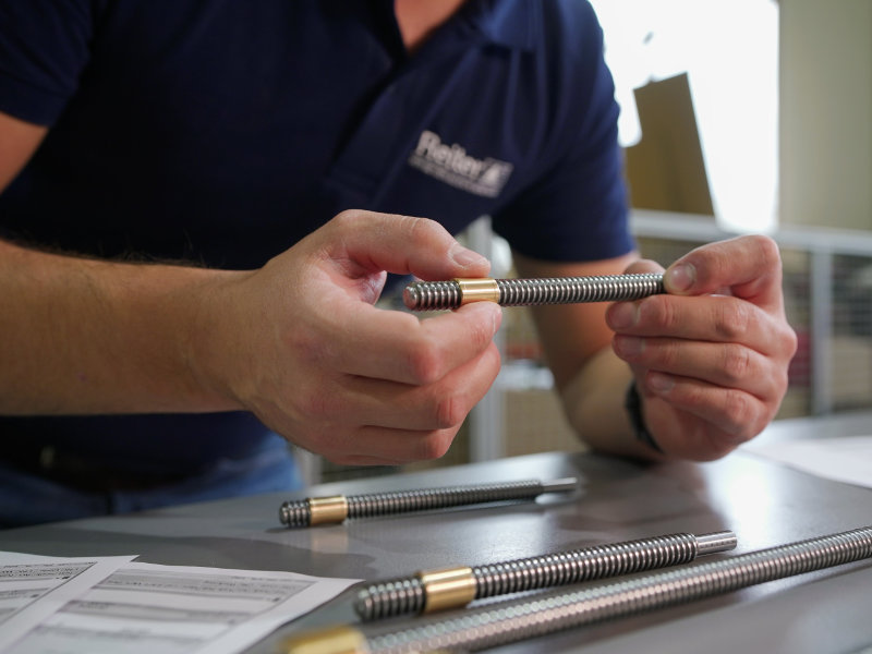 Präzise Endenbearbeitung einer Trapezspindel – Trapezgewinde und Trapezgewindemutter in hochwertiger Drehbearbeitung