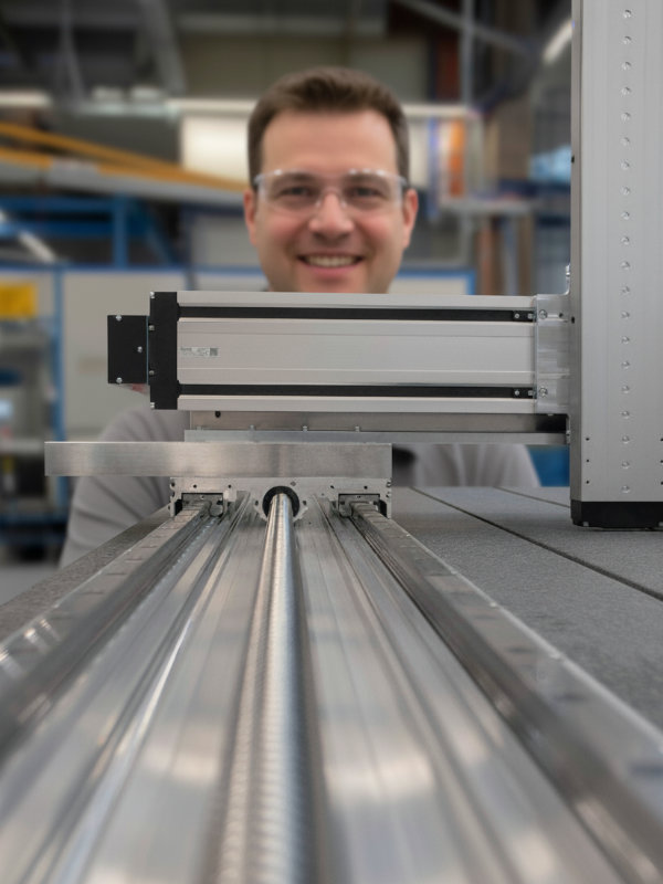 Reiter Techniker mit Bosch Rexroth Linearschienenführung – zertifizierter Bosch Rexroth Anbieter in Österreich