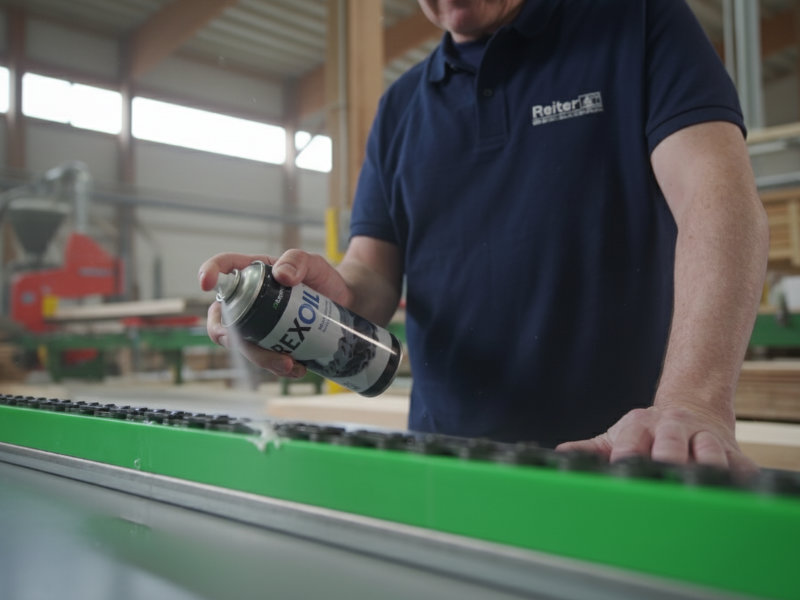 Reiter Techniker mit grüner Gleitschiene aus PE-UHMW – Kettengleitleisten und Rollenkette Zubehör aus PE 1000 Kunststoff