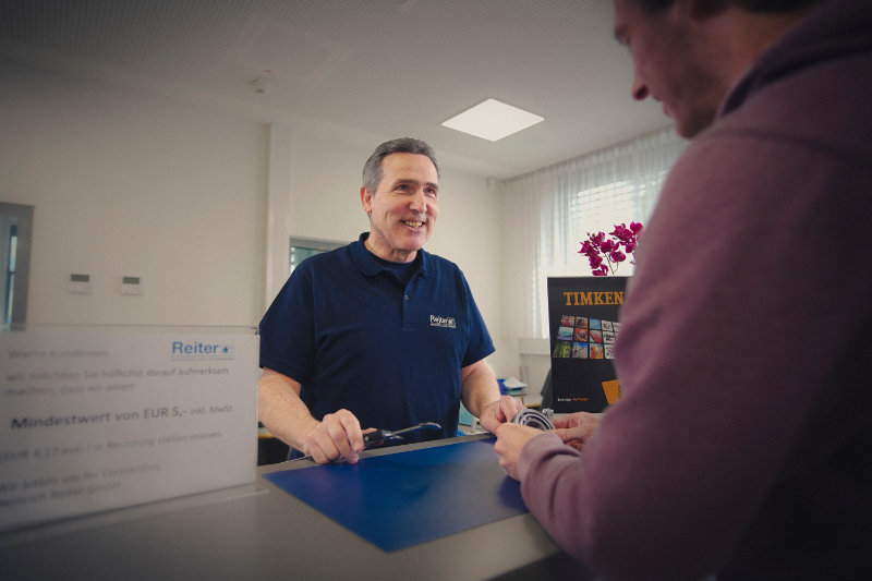 Direktverkauf für Wälzlager, Lineartechnik und Normteile bei Reiter Österreich Kunde kauft Wälzlager und Lineartechnik-Komponenten im Direktverkauf bei Reiter Österreich mit persönlicher Beratung und Sofortabholung.