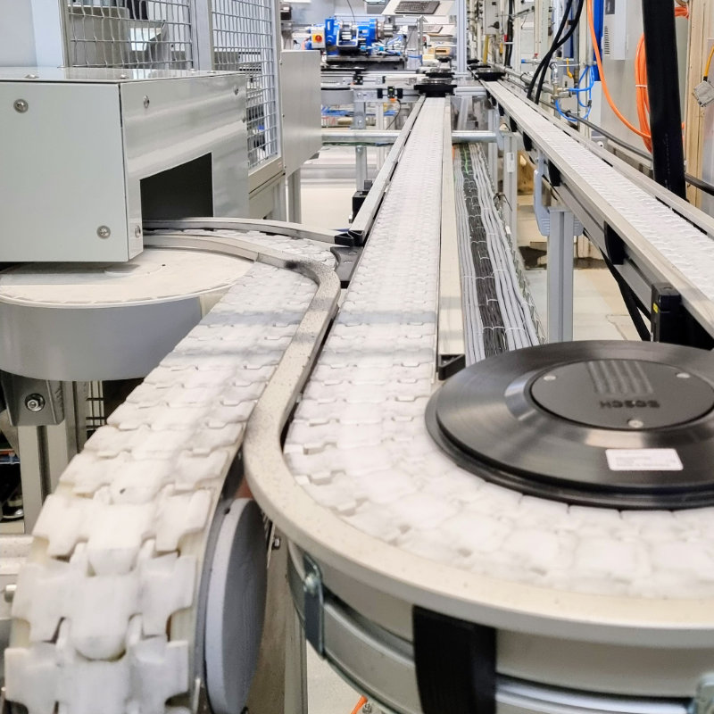 Verkettung von Produktionsmaschinen mittels Kettenföderer Varioflow plus