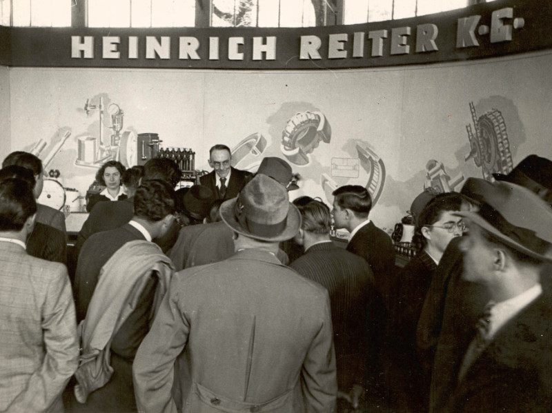 Historisches Foto der Heinrich Reiter KG an einem Messestand, Vorgänger der heutigen Heinrich Reiter GmbH