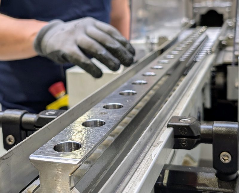 Mitarbeiter bei Reiter Österreich bearbeitet eine Bosch Rexroth Linearführung/Linearschiene – Präzision und industrielle Fertigung