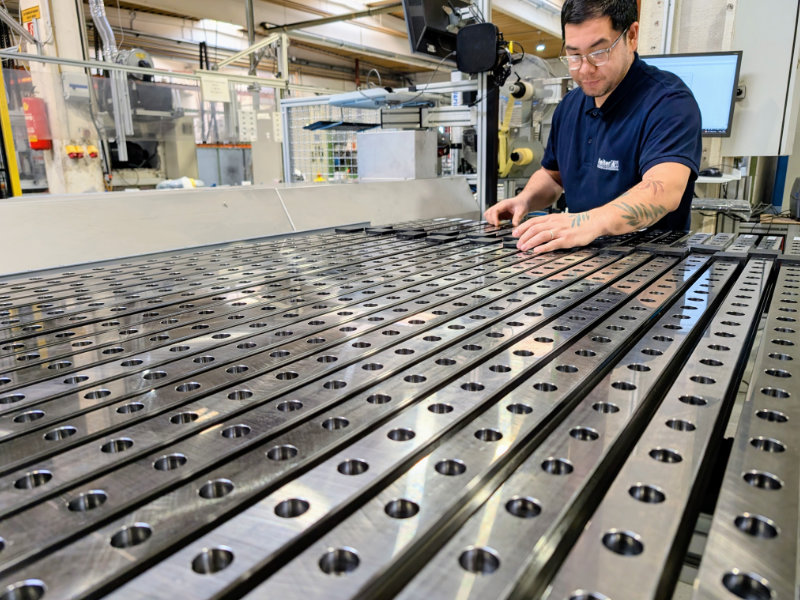 Reiter Mitarbeiter bei der Schienenfertigung in Österreich mit Kugel- und Rollenschienenführungen von Bosch Rexroth