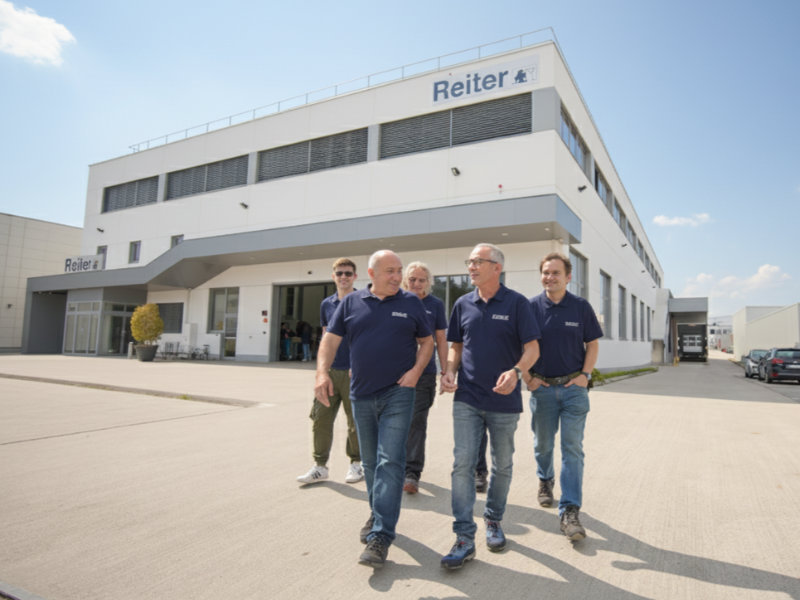 Mehrere Reiter Mitarbeiter vor dem Firmengebäude in Wien, Österreich