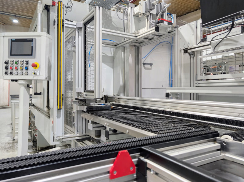 Industrielle Maschine symbolisiert moderne Robotik, Automation und Automatisierungstechnik.