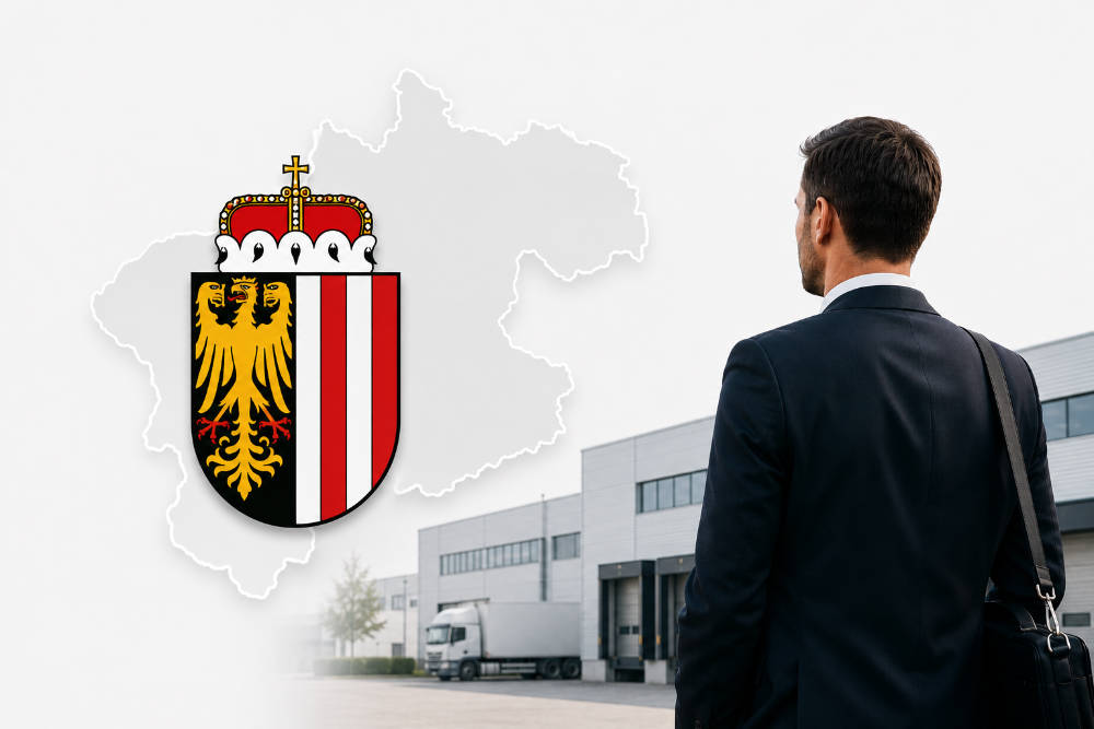 Mitarbeiter im technischen Vertrieb steht vor dem Firmengebäude der Heinrich Reiter GmbH in Wien.